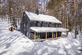 Beautiful chalet on 5 acres - 2 min to Village! Hot-Tub, Sauna, Fire Pit!